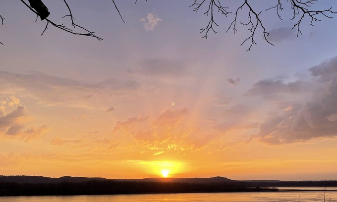 Bellevue Casa | Mississippi River House with unobstructed views!