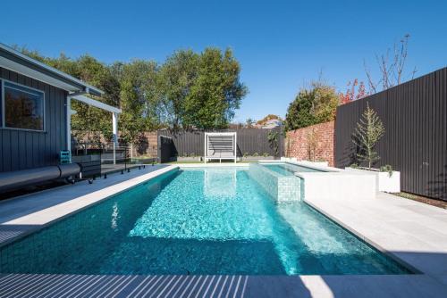 Mornington Casa | Missy's Escape - Luxe Family Entertainer Pool Spa Walk to Beach