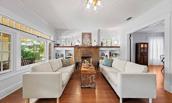 Fort Worth Casa | Mistletoe Heights- Classic 5-Bed Retreat