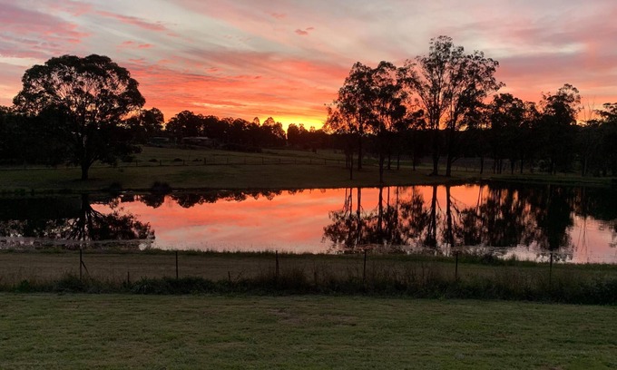 Pokolbin Casa | Mistletoe Lake House - stunning 5–6 bedroom residence set on 7 tranquil acres,