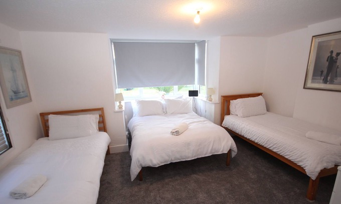 Heston West Cabaña | Misty Blue Cottage Heathrow