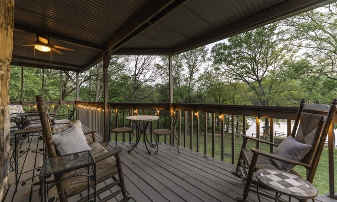 Ashley Oaks Casa | Misty Lake - Hot Tub+Lake Access+Games+MORE!