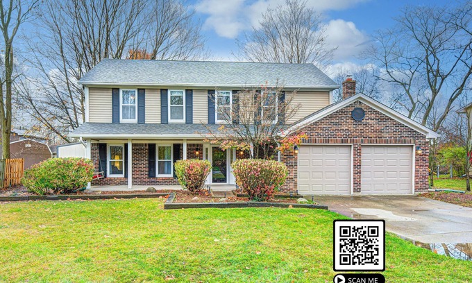 Indianapolis Casa | Misty Lake House - 2,200SF+ 5BR! Pet Friendly! Lake View Backyard w/ Furniture