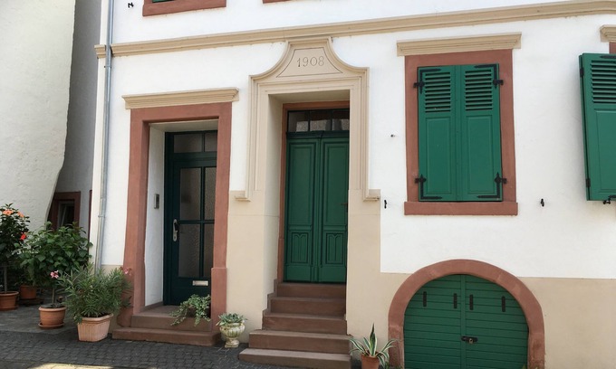 Zeltingen-Rachtig Casa | Mittelmosel: antigua casa de viticultores en una tranquila calle lateral con un elevador de escaleras