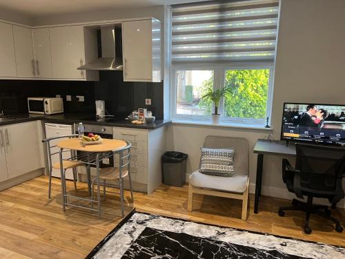 Walpole Apartamento | MJ Serviced Apartment up to 6 Guest - Luxurious living in West London next to Tube station & Central London