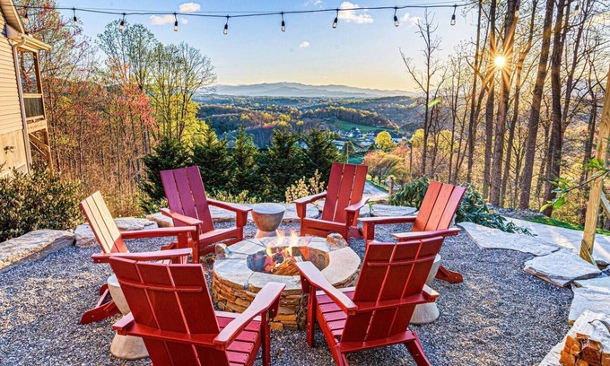 Candler Casa | Movie Theater! Game Room! Hot Tub! Fire Pit! Asheville Best Views!