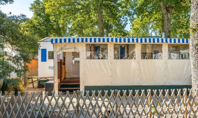 La Tremblade Alquiler De RV | Mobil Home 'Mh 100 La Tremblade' con piscina compartida, terraza y jardín privado