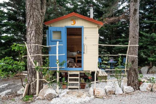 Lokavec Otro | mobile house on a herbs farm