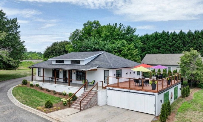 Cramerton Casa | Mod/2BR fire pit+corn hole+bikes+kayaks+private golf+gym+pass. Close to CLT