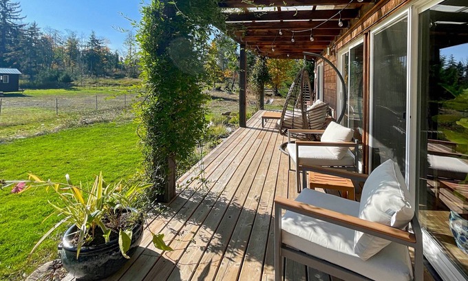 Campbell River Casa | Modern 3Bed Farmhouse with Hot Tub
