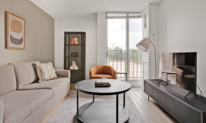 Near West Side Apartamento | Mod Medical District 1BR w/ W/D, Roof & Gym, nr Hospitals, by Blueground