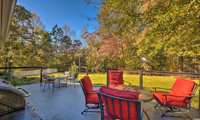 Oakwood Cabaña | Mod 'stable House' on 10 Acres, Walk to Lake!