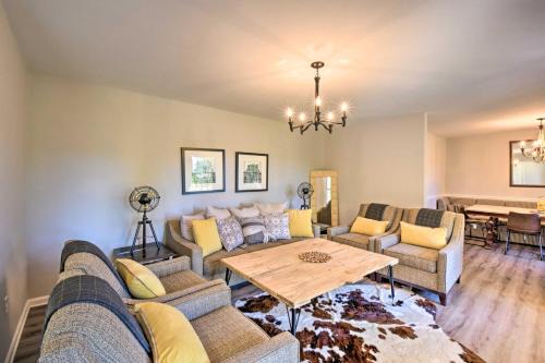 Oakwood Casa | Mod Stable House on 10 Acres, Walk to Lake!