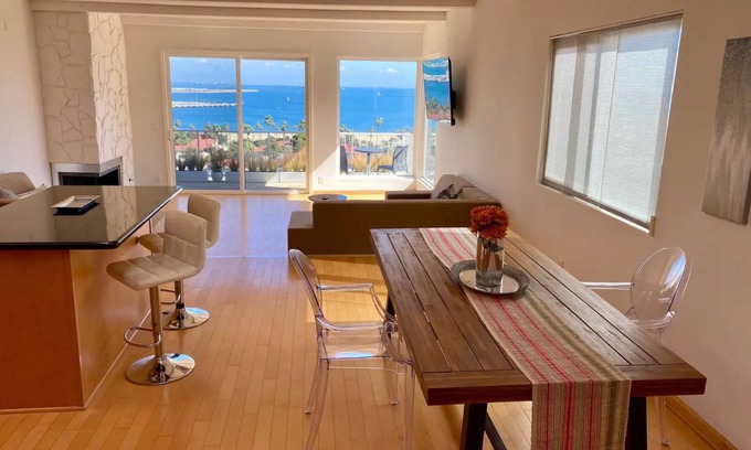 Fort MacArthur Casa | Mod2bd2ba ShowstoprViews. BBQ. Garage. HSR23-002993