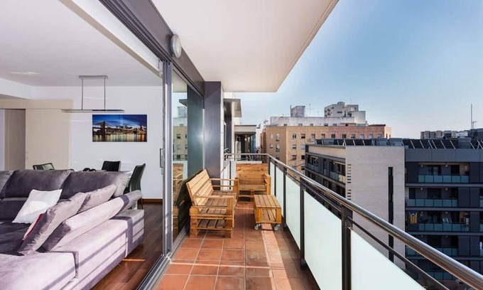 El Port Apartamento | Apartamento moderno y muy cómodo con todas las comodidades. Cerca de la Europa Fira Barcelona, a 15 minutos en metro/autobús del centro de Barcelona (Plaza Cataluña) y a 15 minutos del aeropuerto en coche. Ideal para familias, parejas o empresas.