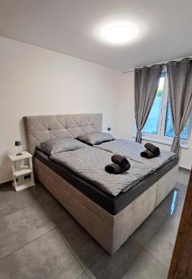 Slovensky Grob Apartamento | Moderný 3 izbový dom so záhradou a terasou blízko Bratislavy