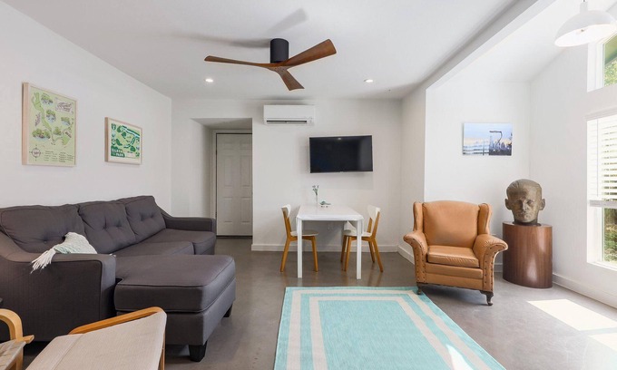 Barton Hills Apartamento | Modern 1-bed, kitchen, queen, TV, WiFi.
