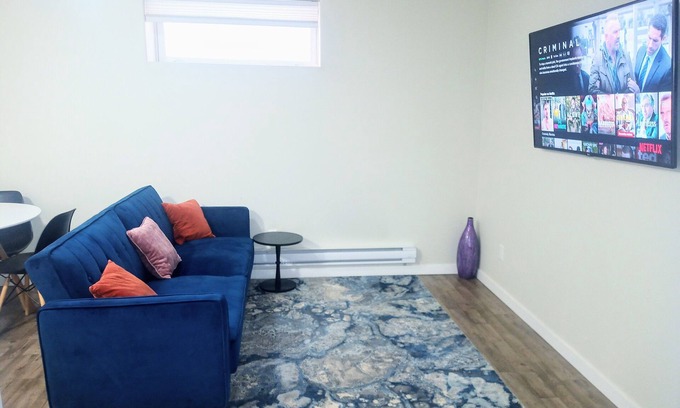 Regina Apartamento | Modern 1 bedroom apartment with garage in serene Habour Landing, Regina.
