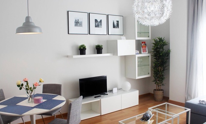 San Felipe Neri Apartamento | Apartamento moderno 1 dormitorio con piscina, aparcamiento y Wi-Fi en el centro de Málaga