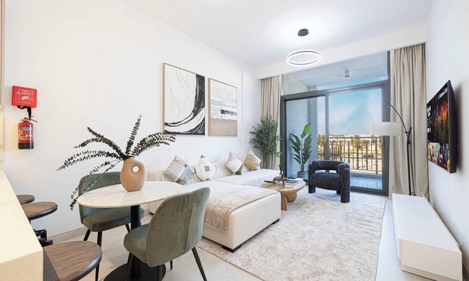 Al Barsha Apartamento | Modern 1-Bedroom Apartment With Padel Court Access