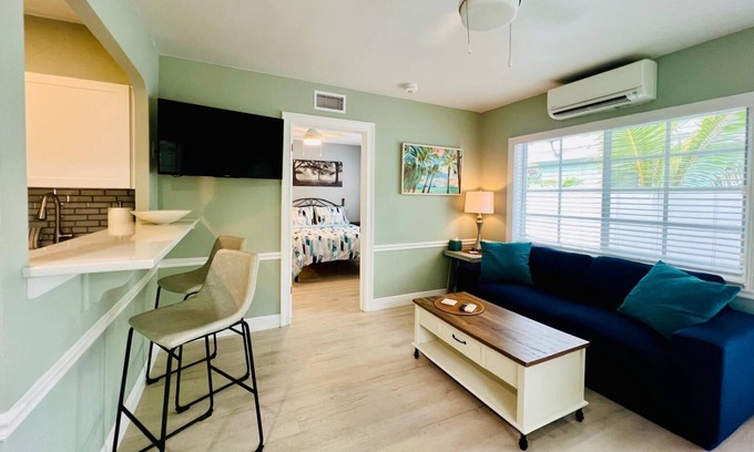 Lake Worth Apartamento | Modern 1 bedroom villa just five minutes to the beach!