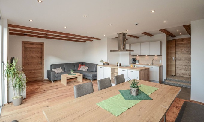 Bichlbach Apartamento | Apartamento moderno de 100 m², Gästehaus Sonne, lago de baño gratuito, a 100 metros de la estación de esquí.