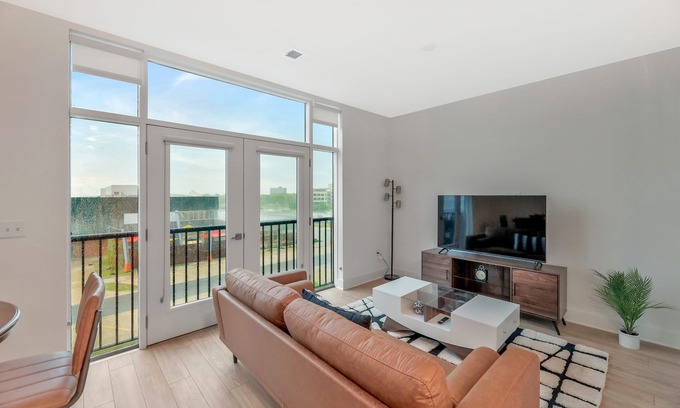 Wichita Apartamento | Modern 1BR APT in DT with Infinity Pool & Sauna