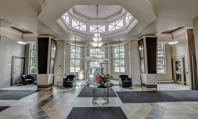 Downtown West End Condominio | Modern 1BR DT Condo by Bow River & C-train w/ Patio, Gym & underground parking