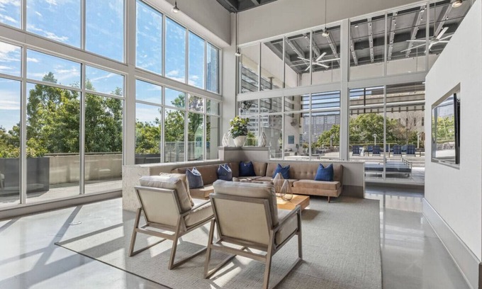 Peachtree Center Apartamento | Modern 1BR High-Rise on 10th flr | DT Atlanta view