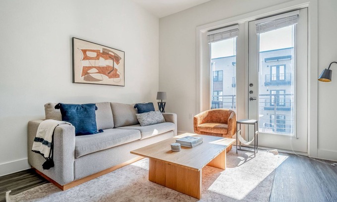 Highland Apartamento | Modern 1BR in the Highlands w/ Pool, W/D & Gym, walkable, by Blueground