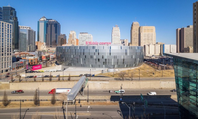 Crossroads Arts District Condominio | Modern 1BR Loft | Steps to T-Mobile + Power & Light | Free Parking