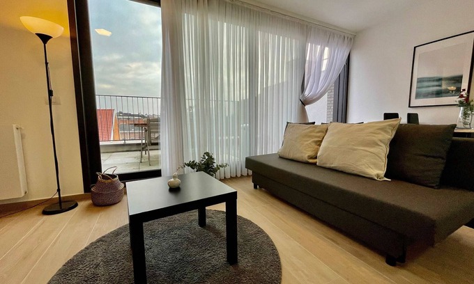 Klein-Antwerpen Apartamento | Modern 1BR Near Diamond District by Oneluxstay