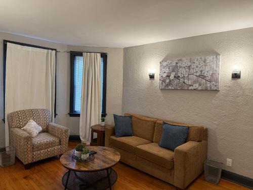 Gage Park Apartamento | Modern 1BR Outdoor Space & Cozy Vibes