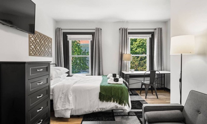 Penn-Knox Apartamento | Modern 1BR Retreat near Historic Philadelphia + Free Parking