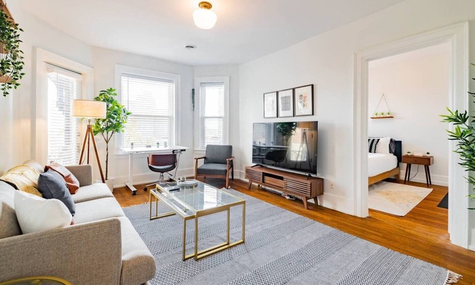 Detroit Apartamento | Modern 2/1 Apt near the Villages | Free Parking