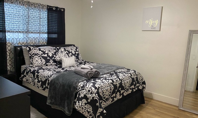 North Hollywood Condominio | Modern 2/1 Creative Space