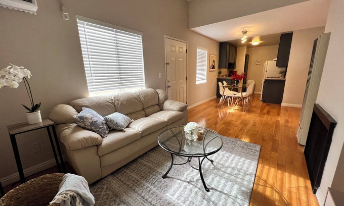 Carthay Circle Apartamento | Modern 2 Bed, 2 Bath Furnished Apartment, designed for your comfort!