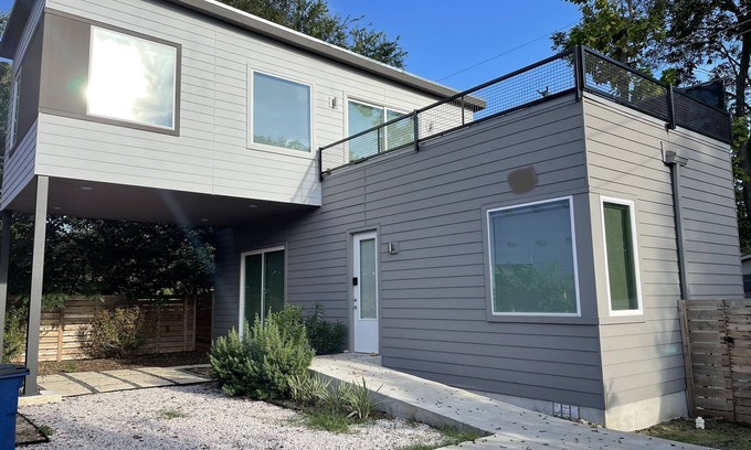 South Manchaca Casa | Modern 2 bed/bath home in South Austin, 10 minute drive to DT and Airport
