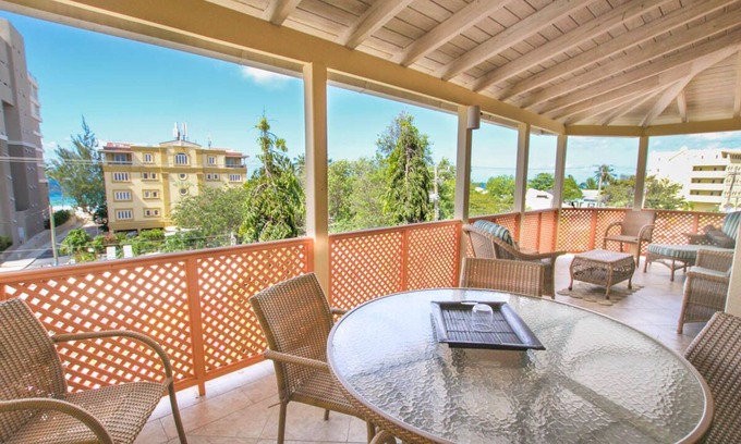 St. Lawrence Gap Apartamento | Modern 2-bed Apt by Beach in St. Lawrence Gap