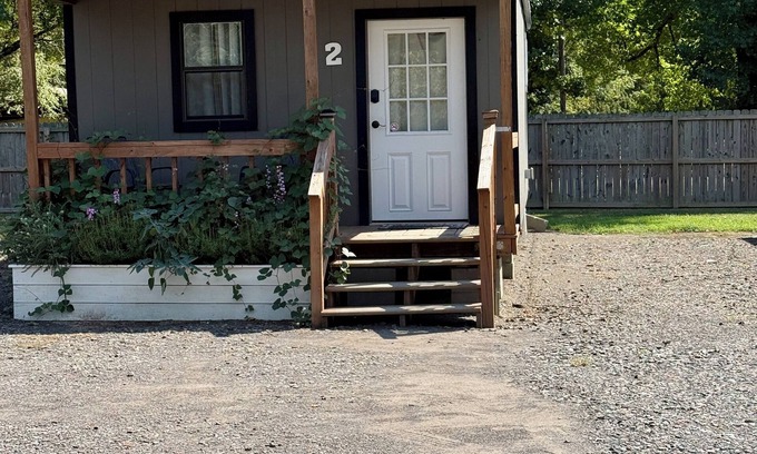 Plainview Cabina | Modern 2 bed cabin 2 miles from Lake Nimrod and within 30 mins of 4 state parks