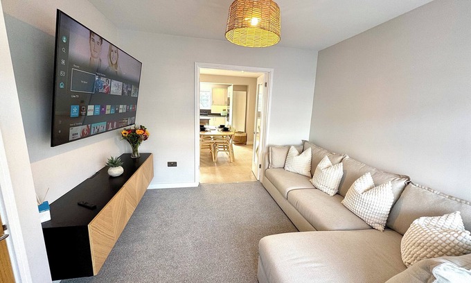 Acresford Casa | Modern 2-bed house, Coventry with EV charger