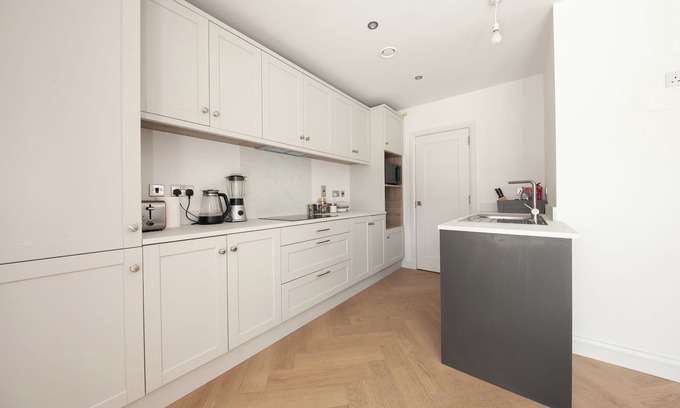 Ongar Casa | Modern 2 bed house in Hollystown with free parking