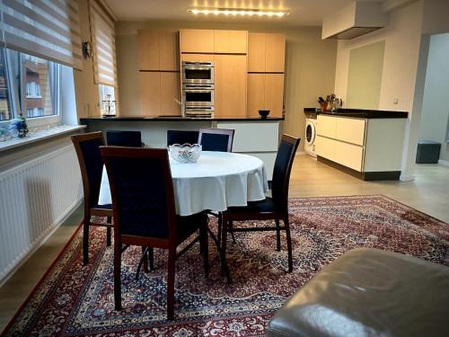Sint-Jans-Molenbeek Apartamento | Modern 2-Bed Urban Apartment