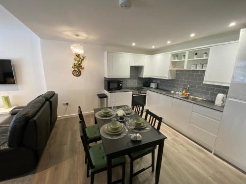 Upton Cheyney Apartamento | Modern 2 bedroom apartment, with car parking.