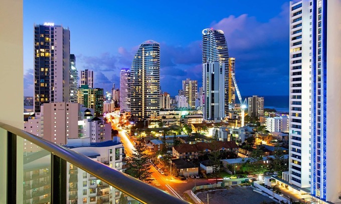 Broadbeach Apartamento | Modern 2 Bedroom Apartment in Sierra Grand - CoastHM