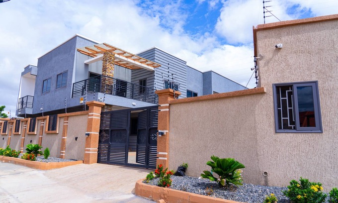 Amrahia Apartamento | Modern 2-Bedroom Apartment Home on a Gated Compound with Backup Solar Power.
