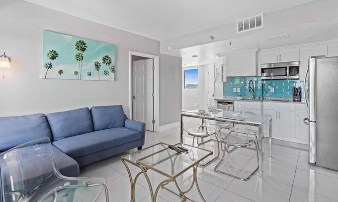 Florida Center Apartamento | Modern 2-Bedroom Enclave Condo Retreat