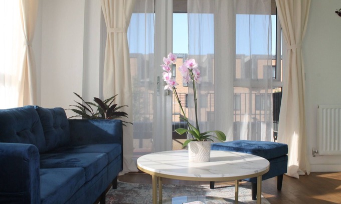 London Borough of Hounslow Apartamento | Modern 2-Bedroom Flat with Balcony