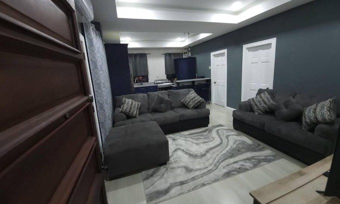 Georgetown Apartamento | Modern 2 bedroom rental unit with free parking