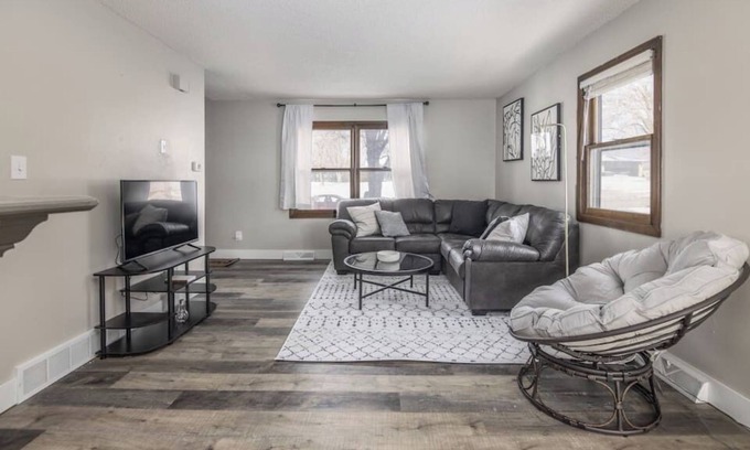 Clive Casa | Renovated 2 Bedroom Duplex in Quiet Neighborhood